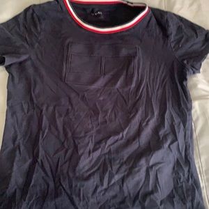 Has the logo in the middle of the shirt